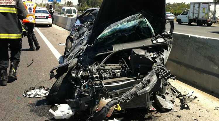 תאונה קטלנית בכביש 4 בין אוטובוס לרכב פרטי: אשה נהרגה, 3 נפצעו