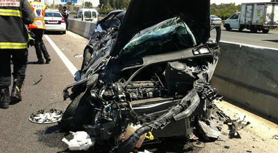 תאונה קטלנית בכביש 4 בין אוטובוס לרכב פרטי: אשה נהרגה, 3 נפצעו