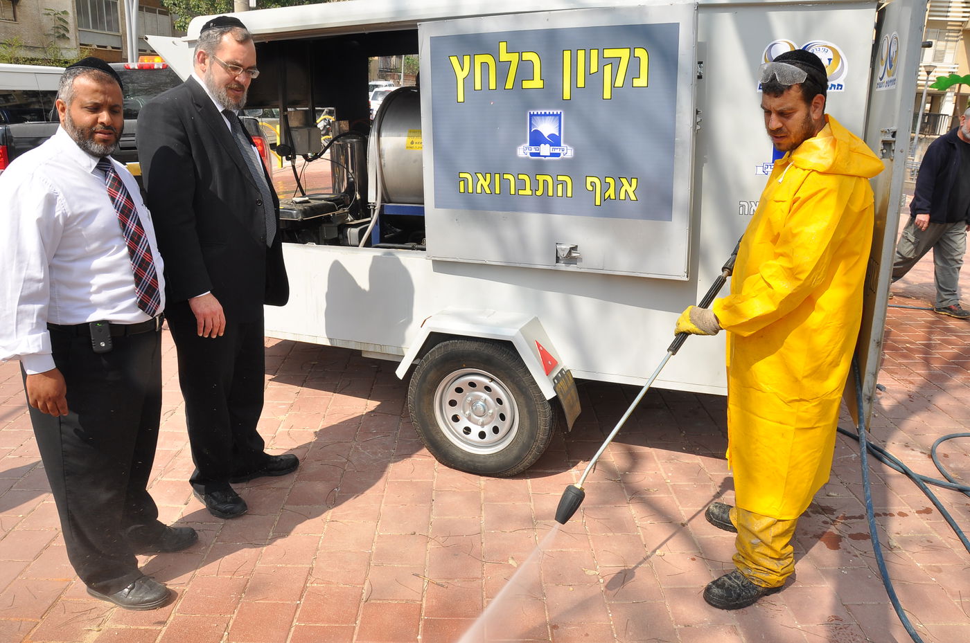 ראש העיר מפקח על העבודות