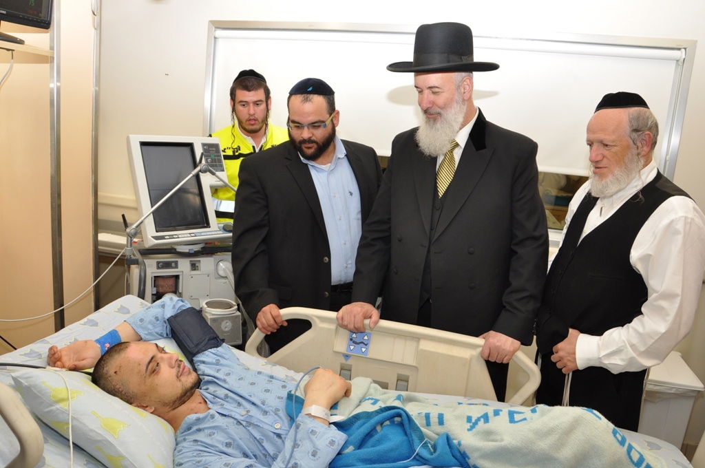 הרב מצגר ביקר את הצעיר שהותקף על ידי אנטישמים