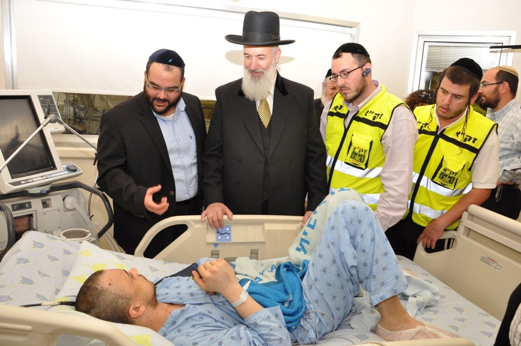 הרב מצגר ביקר את הצעיר שהותקף על ידי אנטישמים