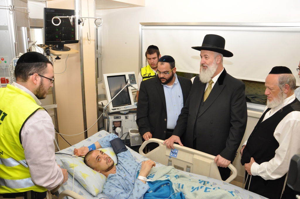 הרב מצגר ביקר את הצעיר שהותקף על ידי אנטישמים