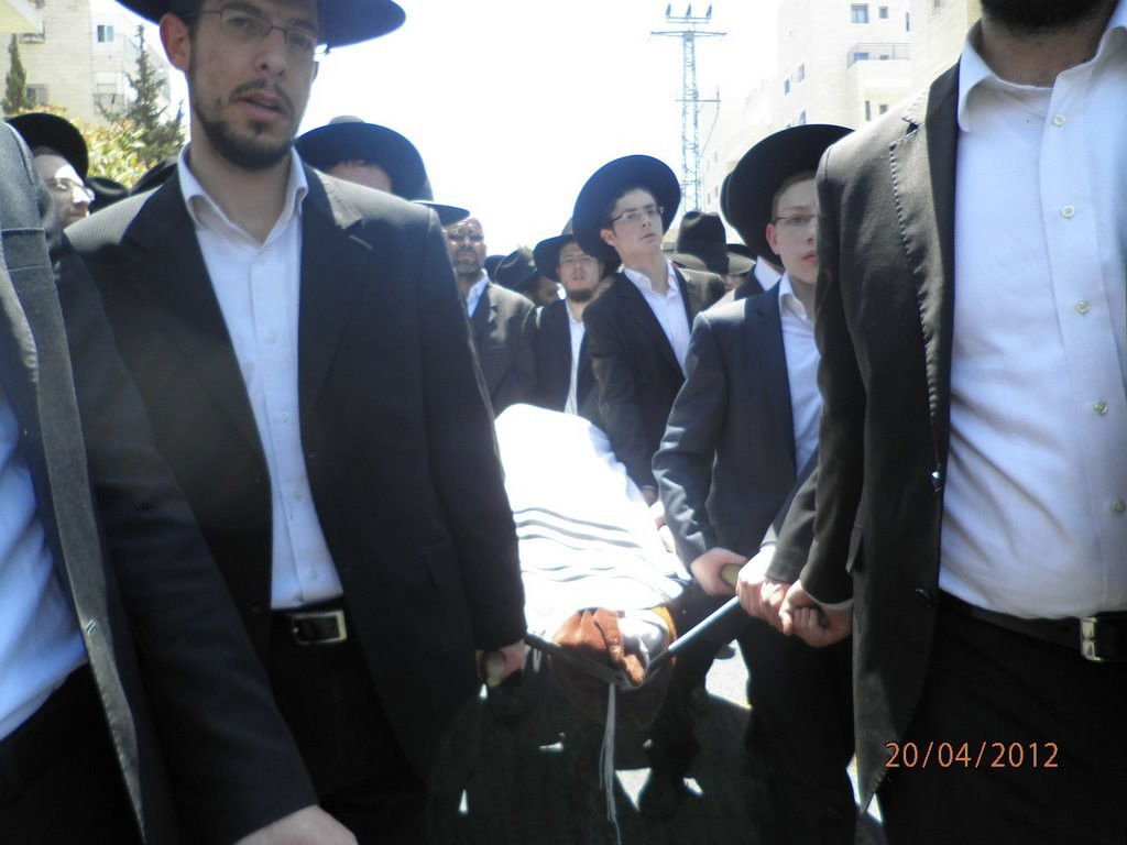 דרכו האחרונה של המשגיח ● הלווית הרב אברהם סלומון