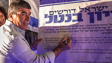 אשכנזי חותם על העצומה, הערב