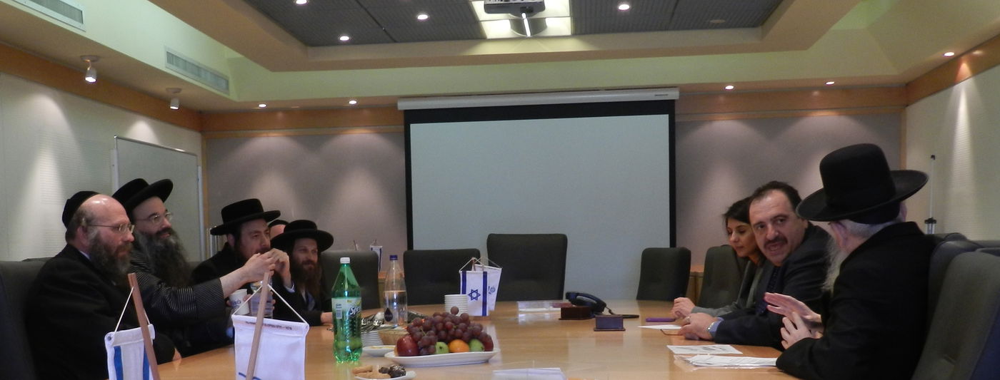 נציגי החסידויות בפגישה עם ליצמן וויזניצ'ר