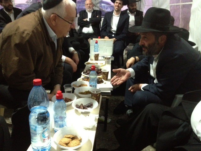 שבעה אצל דרעי: הנשיא פרס בא לנחם