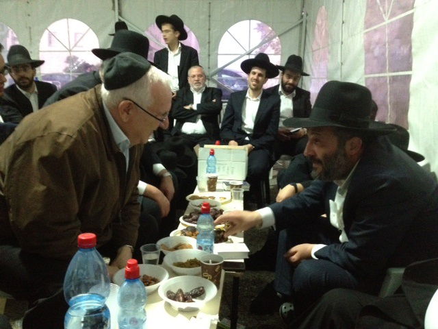 שבעה אצל דרעי: הנשיא פרס בא לנחם