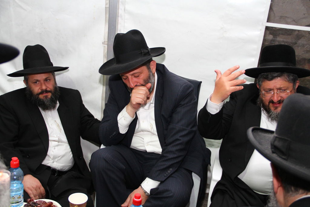 שבעה אצל דרעי: הנשיא פרס בא לנחם