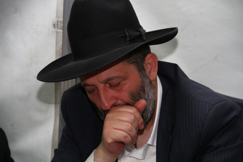 שבעה אצל דרעי: הנשיא פרס בא לנחם