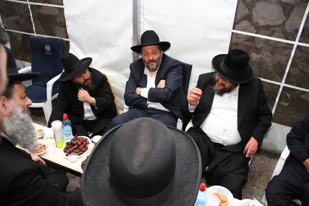 שבעה אצל דרעי: הנשיא פרס בא לנחם