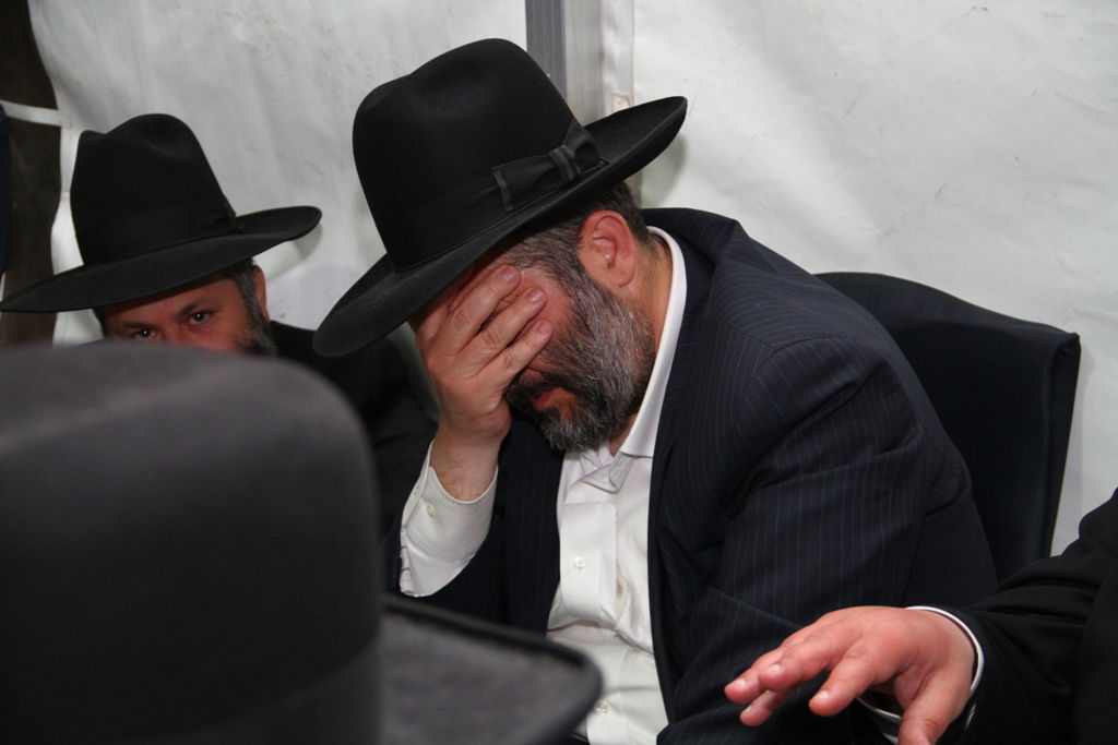 שבעה אצל דרעי: הנשיא פרס בא לנחם