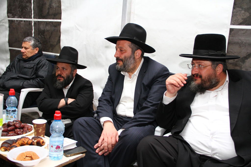 שבעה אצל דרעי: הנשיא פרס בא לנחם