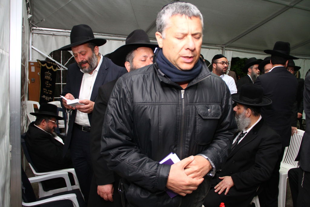 שבעה אצל דרעי: הנשיא פרס בא לנחם