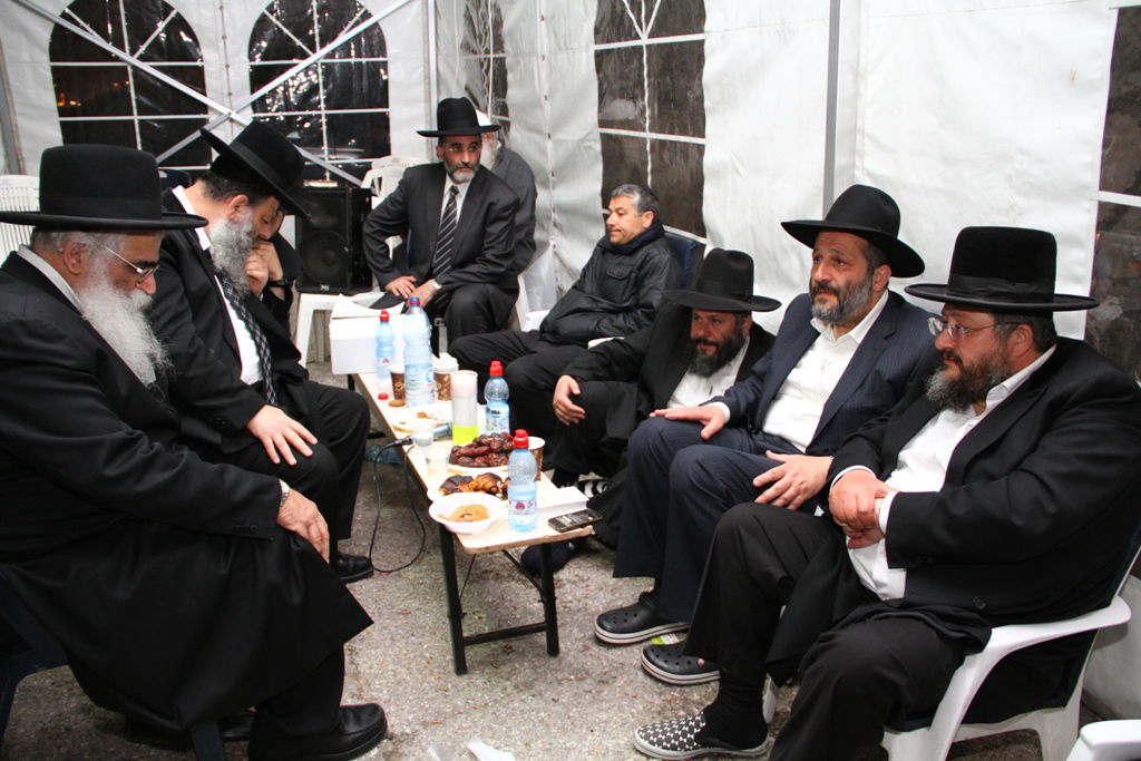 שבעה אצל דרעי: הנשיא פרס בא לנחם