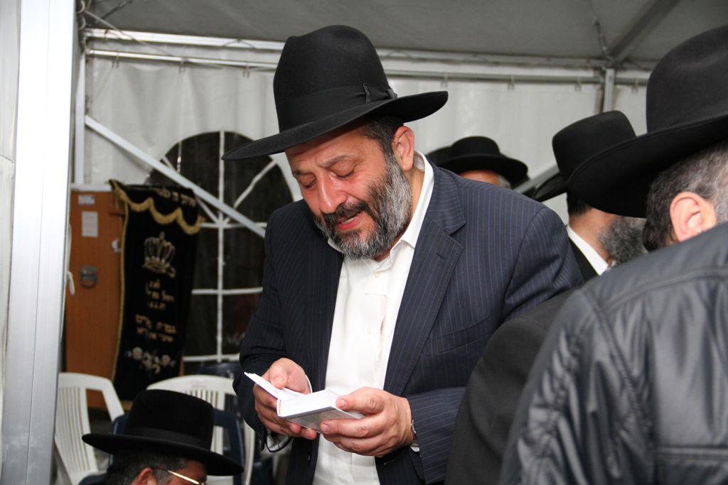 שבעה אצל דרעי: הנשיא פרס בא לנחם