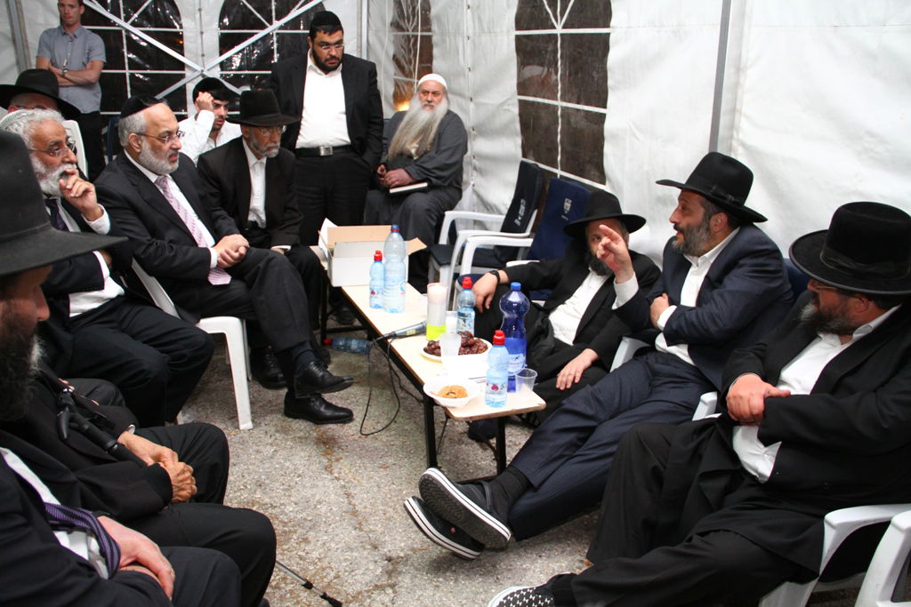 שבעה אצל דרעי: הנשיא פרס בא לנחם