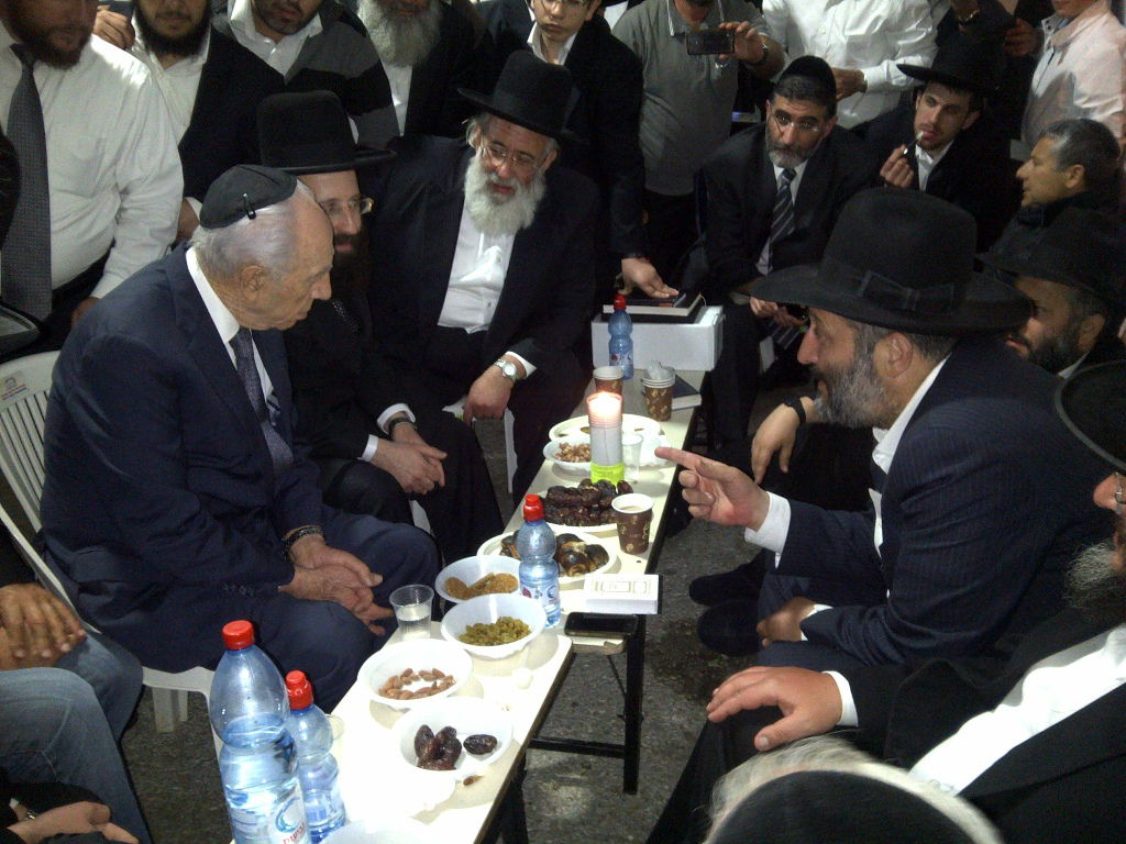 שבעה אצל דרעי: הנשיא פרס בא לנחם