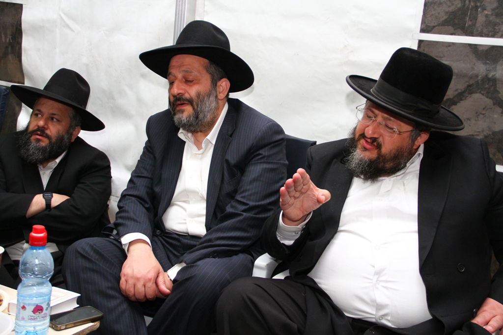 שבעה אצל דרעי: הנשיא פרס בא לנחם