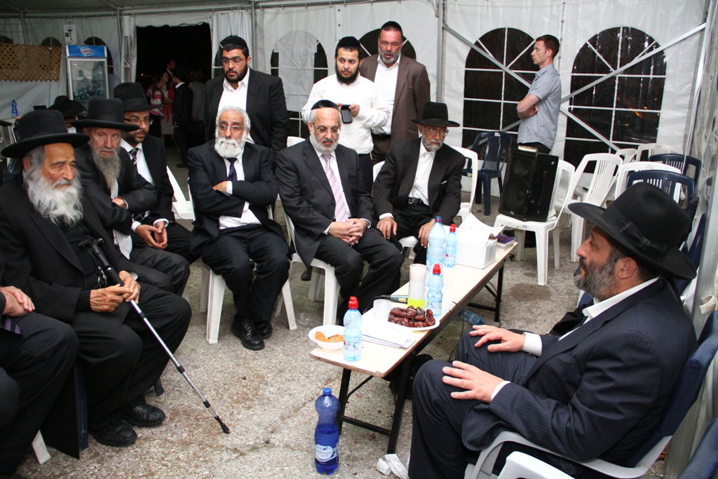 שבעה אצל דרעי: הנשיא פרס בא לנחם