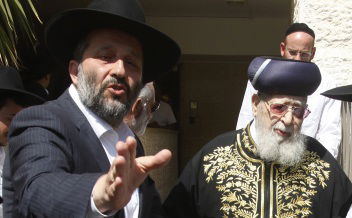 הרב עובדיה יוסף סופד לדרעי: בניו מזכי הרבים