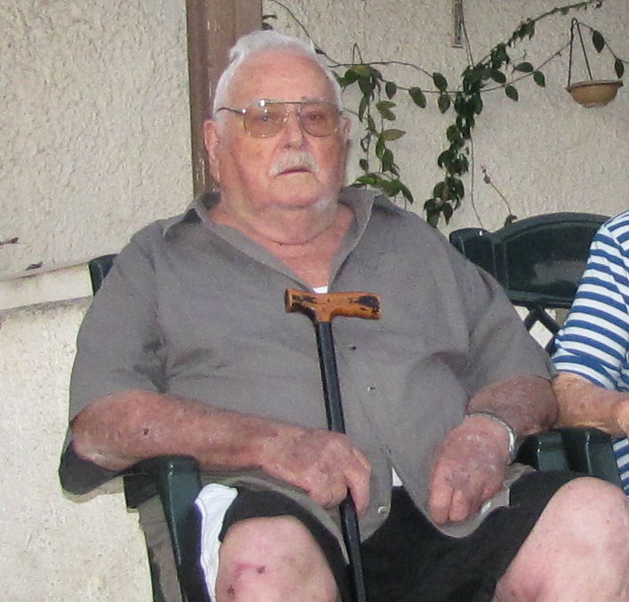 ,בן יצחק בפתח ביתו