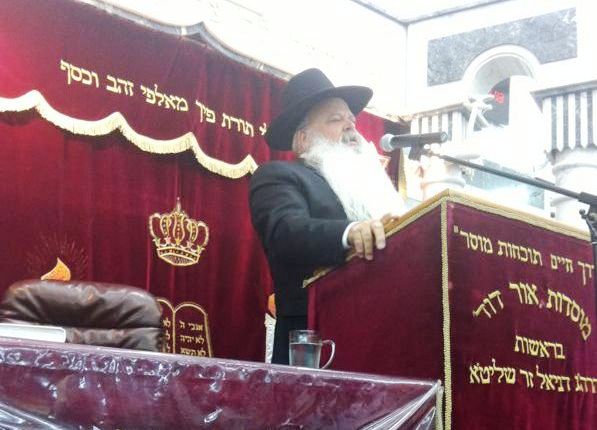 "צניעות רבותי, צניעות". הרב דניאל זר נואם בבכי