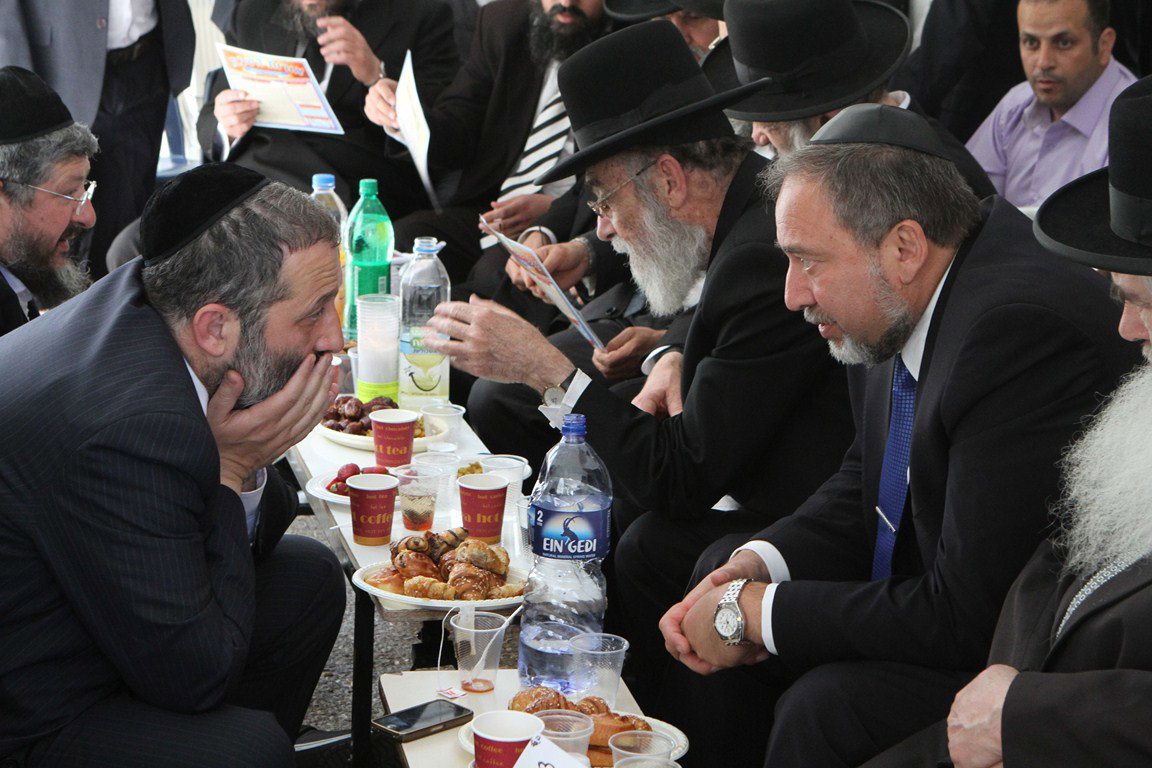 מצעד המנחמים אצל אריה דרעי: צפו בגלריה