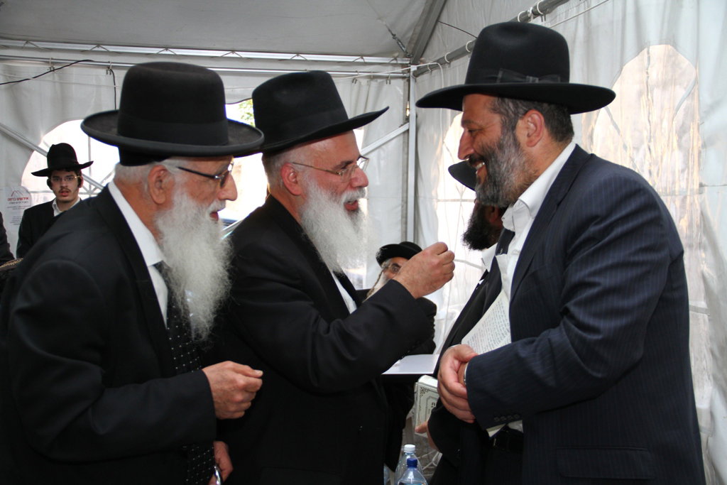 מצעד המנחמים אצל אריה דרעי: צפו בגלריה
