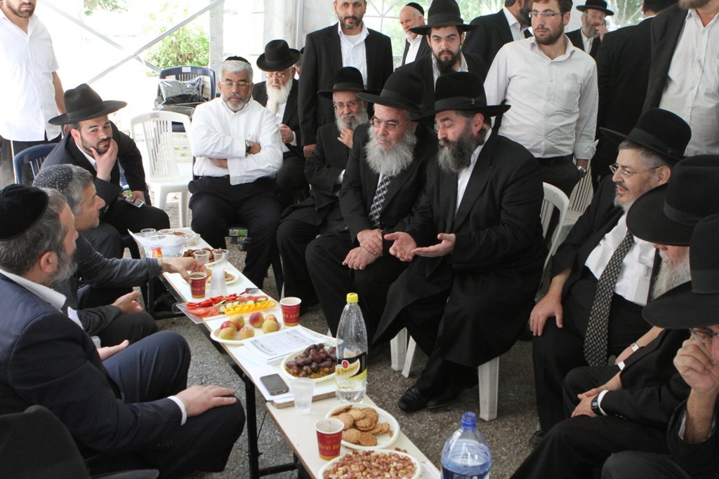 ניחום אבלים בבית דרעי: אדמו"רים, רבנים, פוליטקאים