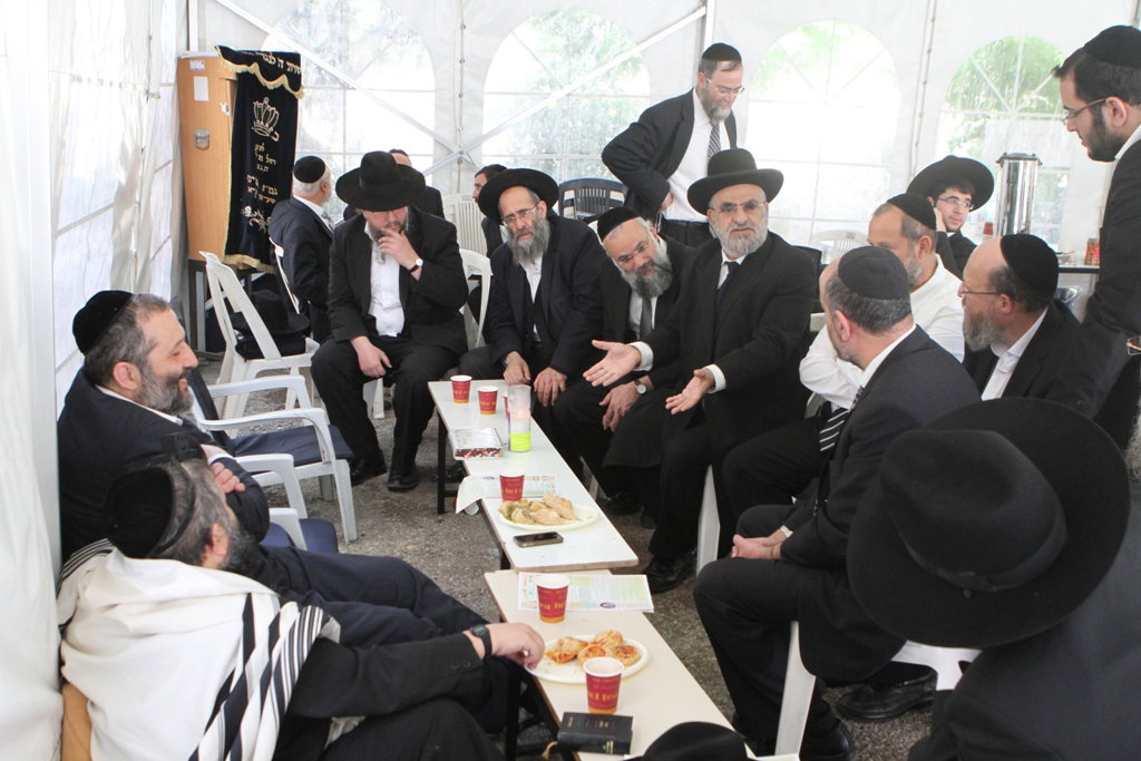 ניחום אבלים בבית דרעי: אדמו"רים, רבנים, פוליטקאים