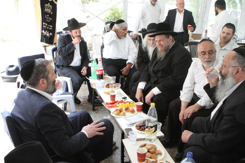 ניחום אבלים בבית דרעי: אדמו"רים, רבנים, פוליטקאים