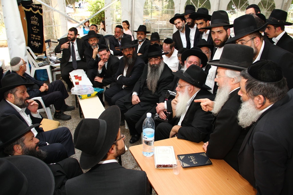 ניחום אבלים בבית דרעי: אדמו"רים, רבנים, פוליטקאים