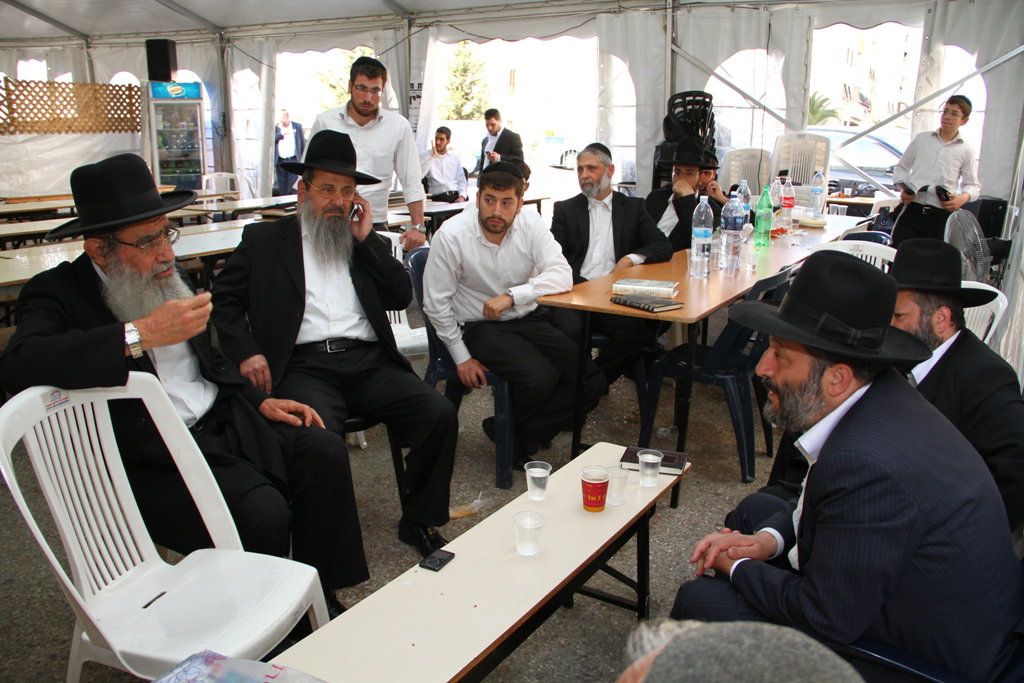 ניחום אבלים בבית דרעי: אדמו"רים, רבנים, פוליטקאים