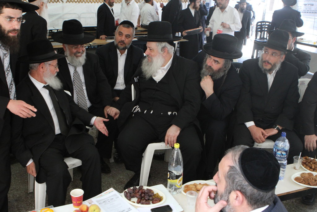 ניחום אבלים בבית דרעי: אדמו"רים, רבנים, פוליטקאים