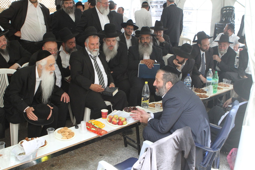 ניחום אבלים בבית דרעי: אדמו"רים, רבנים, פוליטקאים