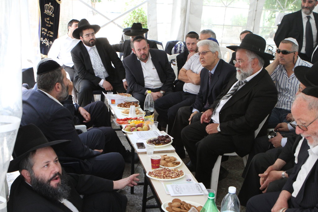 ניחום אבלים בבית דרעי: אדמו"רים, רבנים, פוליטקאים