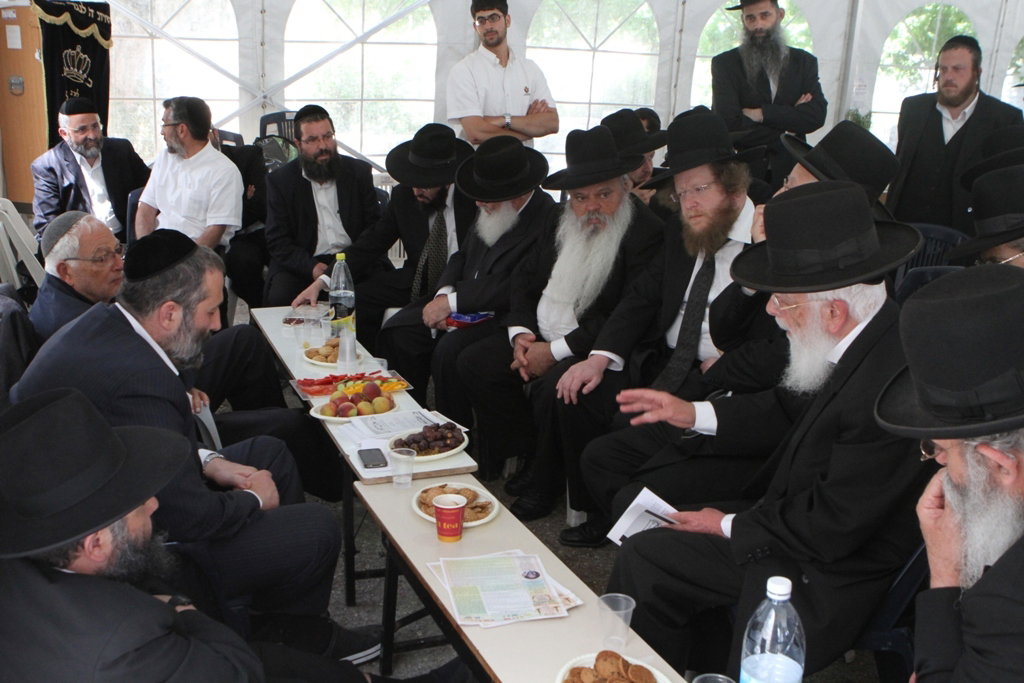 ניחום אבלים בבית דרעי: אדמו"רים, רבנים, פוליטקאים