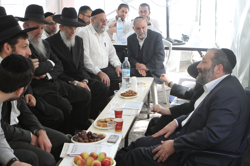 ניחום אבלים בבית דרעי: אדמו"רים, רבנים, פוליטקאים