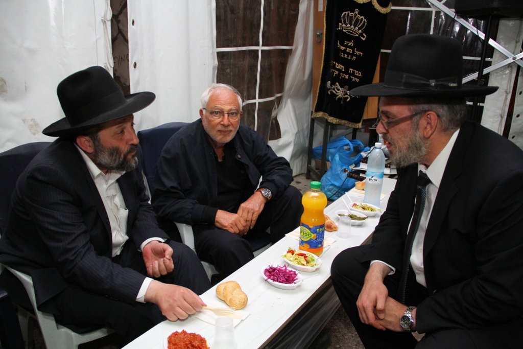 ניחום אבלים בבית דרעי: אדמו"רים, רבנים, פוליטקאים