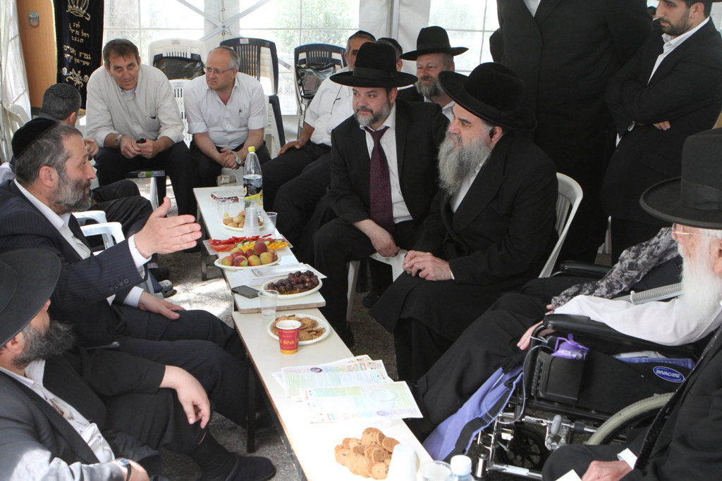 ניחום אבלים בבית דרעי: אדמו"רים, רבנים, פוליטקאים