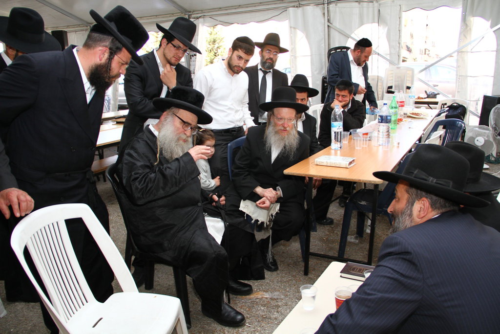 ניחום אבלים בבית דרעי: אדמו"רים, רבנים, פוליטקאים