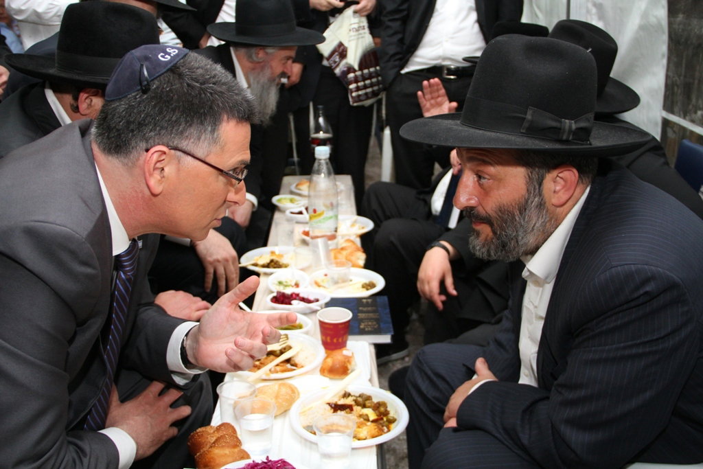 ניחום אבלים בבית דרעי: אדמו"רים, רבנים, פוליטקאים