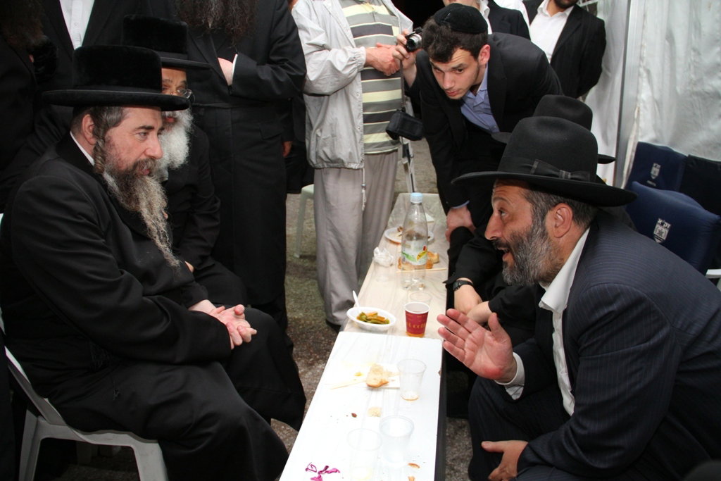 ניחום אבלים בבית דרעי: אדמו"רים, רבנים, פוליטקאים