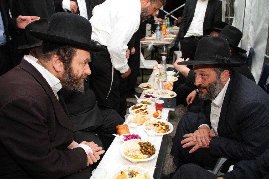 ניחום אבלים בבית דרעי: אדמו"רים, רבנים, פוליטקאים