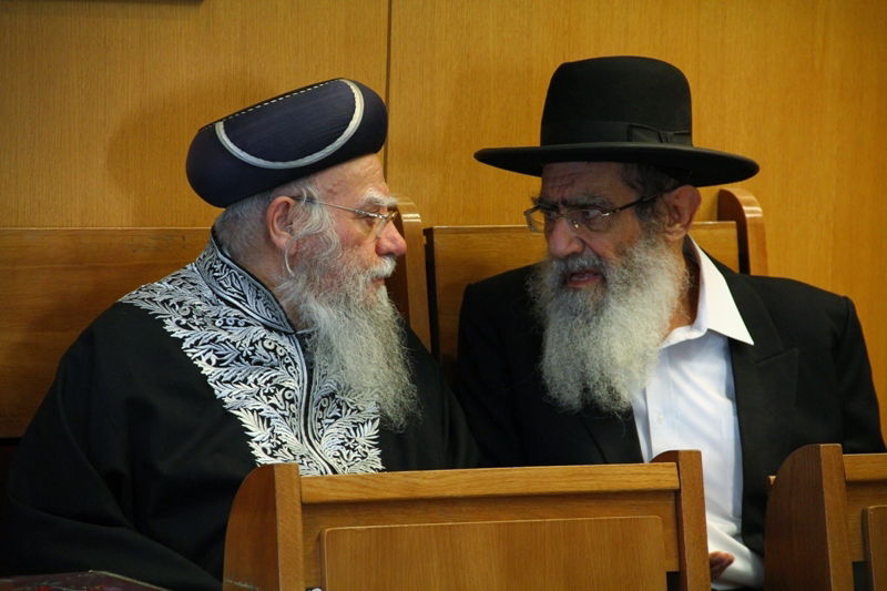 תמונות: הרב עובדיה יוסף ובניו באזכרה לדרעי