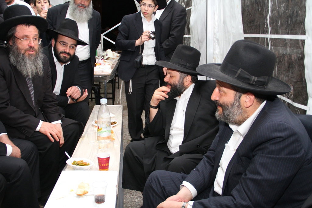 ניחום אבלים בבית דרעי: אדמו"רים, רבנים, פוליטקאים