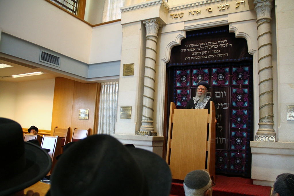 תמונות: הרב עובדיה יוסף ובניו באזכרה לדרעי