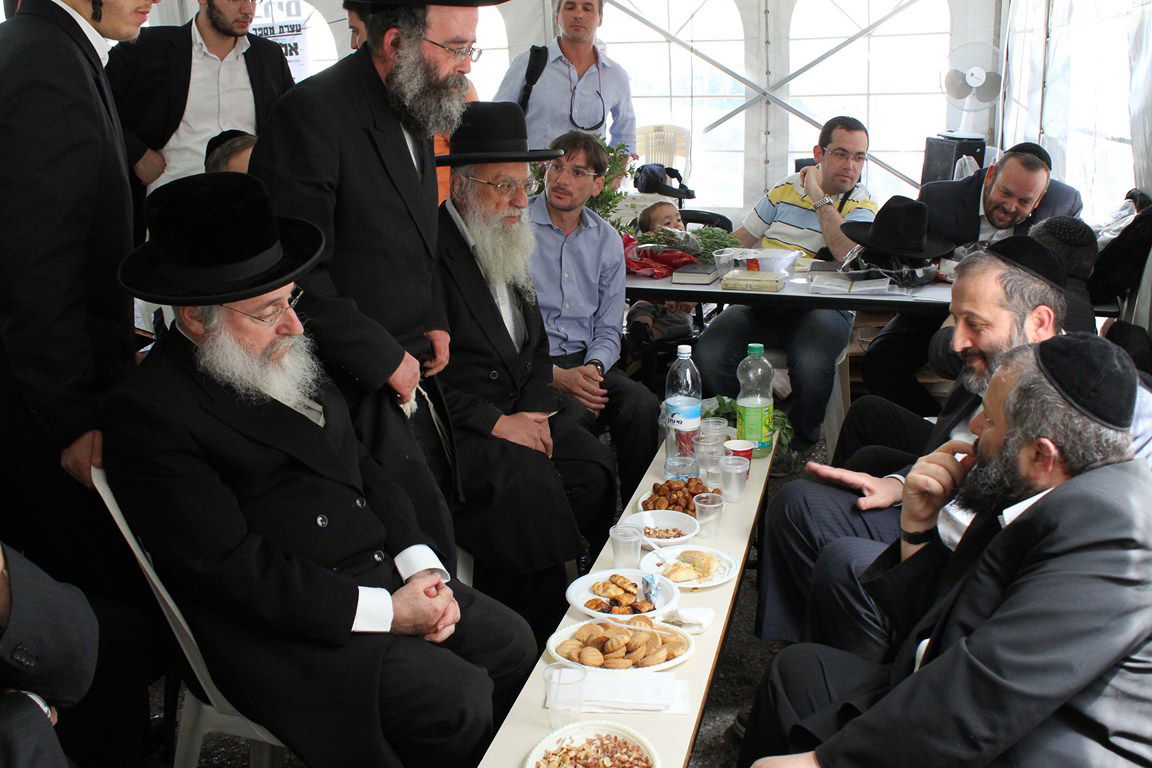 צפו בתיעוד: מה לחש אריה דרעי לפואד?