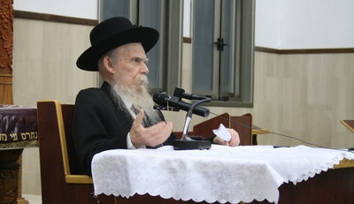 הגרי"ג אדלשטיין בעת המשא המרכזי