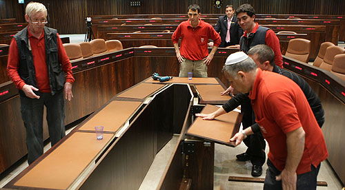 מנקים את הכנסת